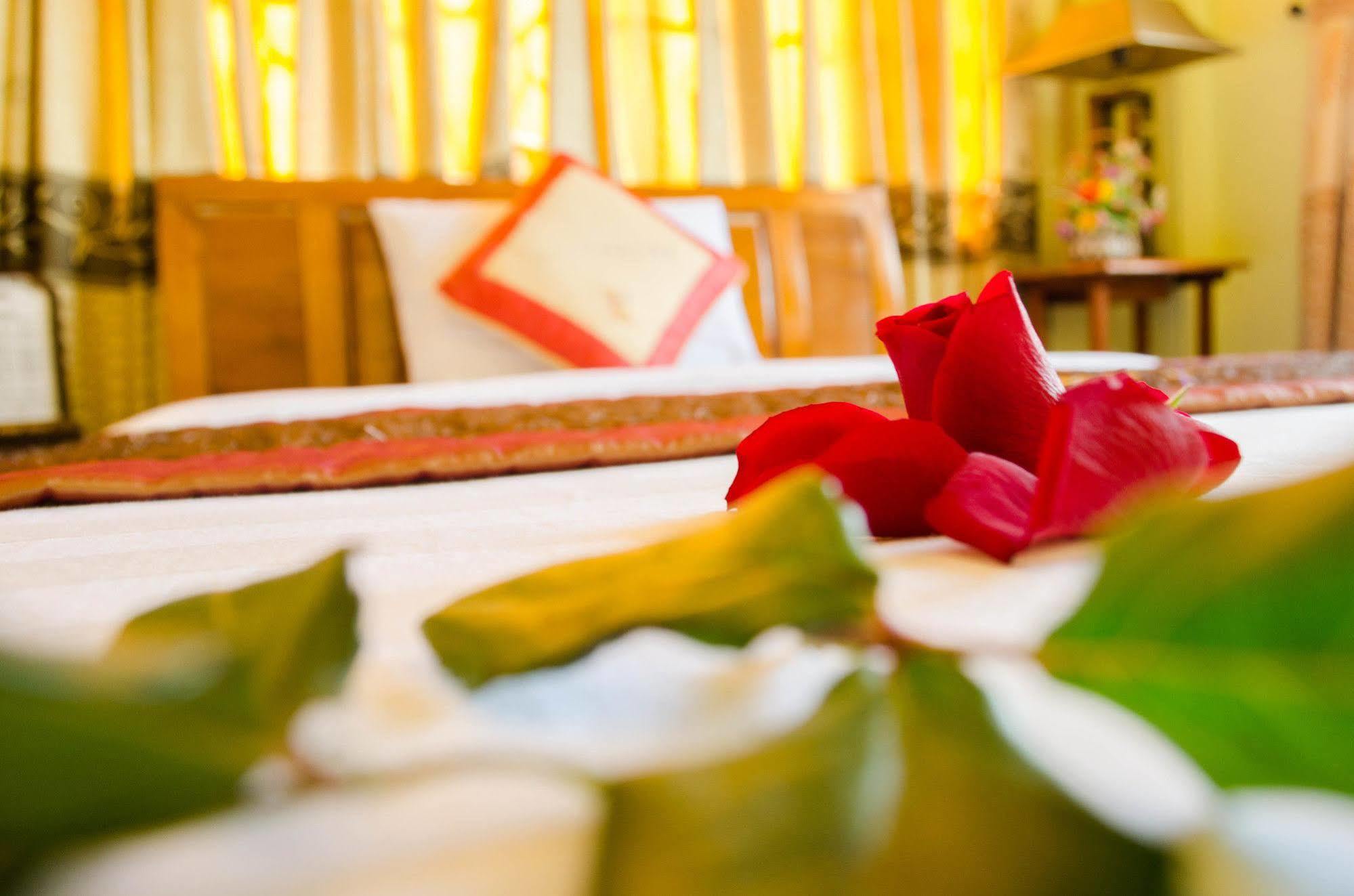 Nhu Phu Hotel Hué Extérieur photo
